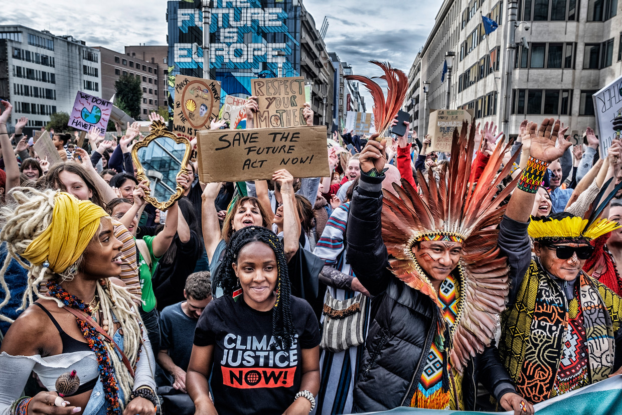 De Keniaanse klimaatactiviste Elizabeth Wanjiru Wathuti (m.), oprichtster van het Green Generation Initiative, omringd door medebetogers  Beeld Tim Dirven