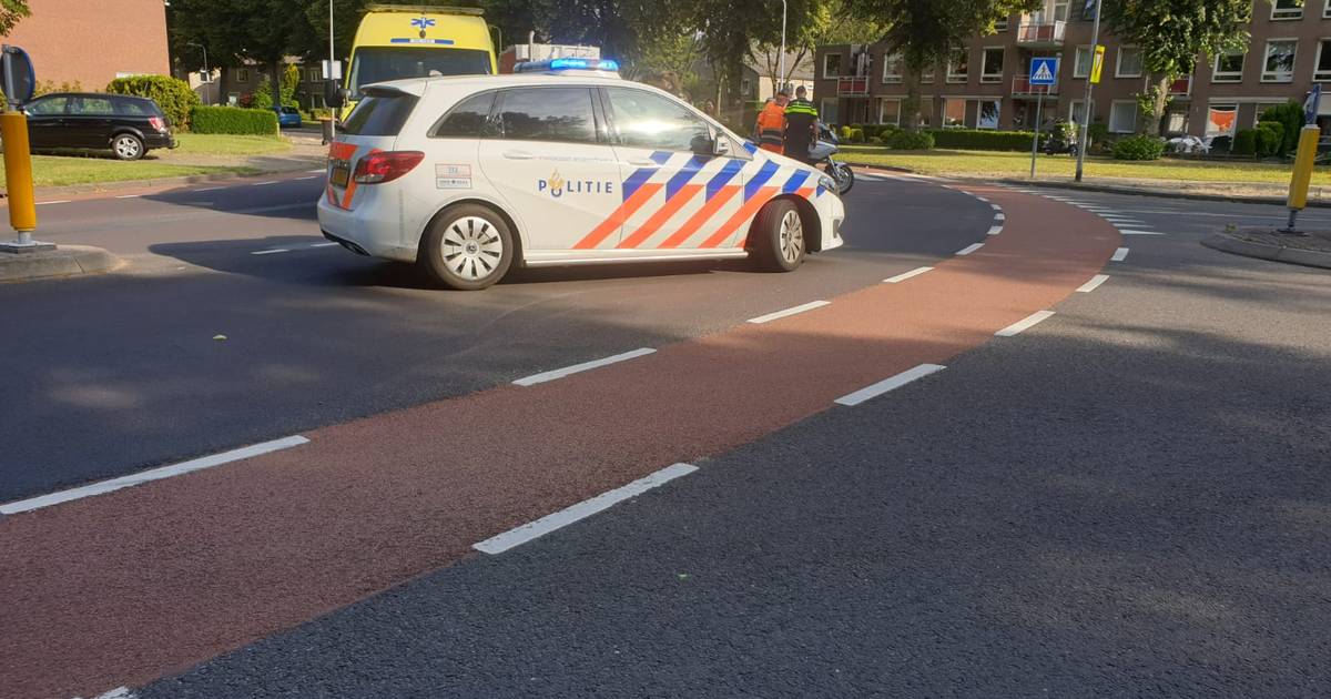Motorrijder naar het ziekenhuis na botsing met auto in Hengelo.