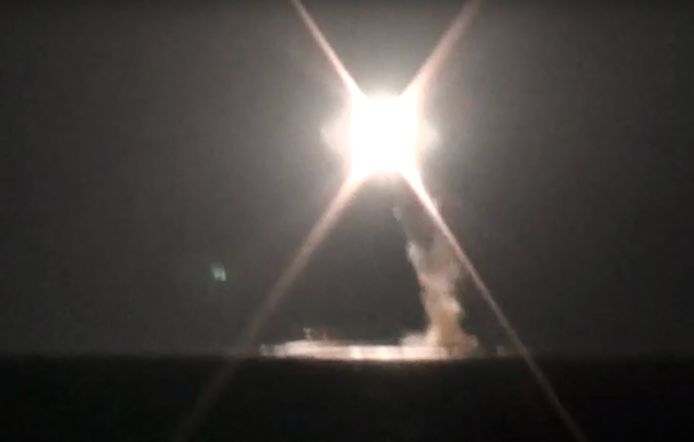 Beelden van het Russische ministerie van Defensie tonen de lancering van de raket Tsirkon vanuit een onderzeeër.