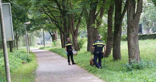Politie speurt naar man op blote voeten in Wijhe .