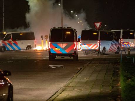 Tien aanhoudingen bij nieuwe ongeregeldheden op Urk: jongeren bekogelen ME met vuurwerk, flessen en stenen