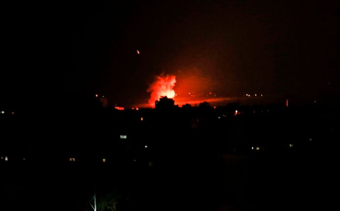 Rook en vlammen na de Israëlische luchtaanval op Gaza.