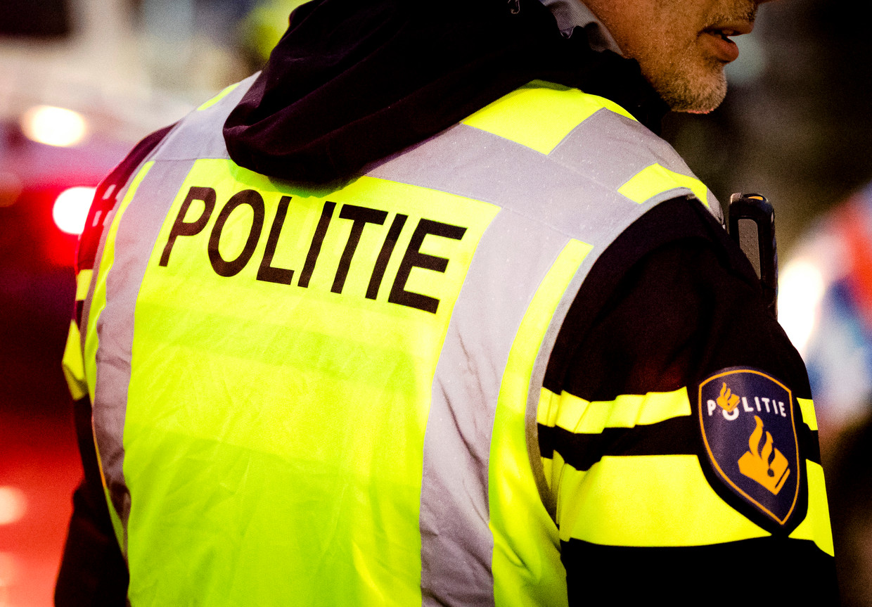Een politieagent tijdens een verkeerscontrole in Rotterdam. Beeld ANP XTRA