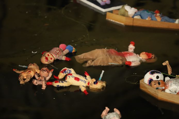 Besmeurde babypoppen zijn in de Hofvijver gedumpt.