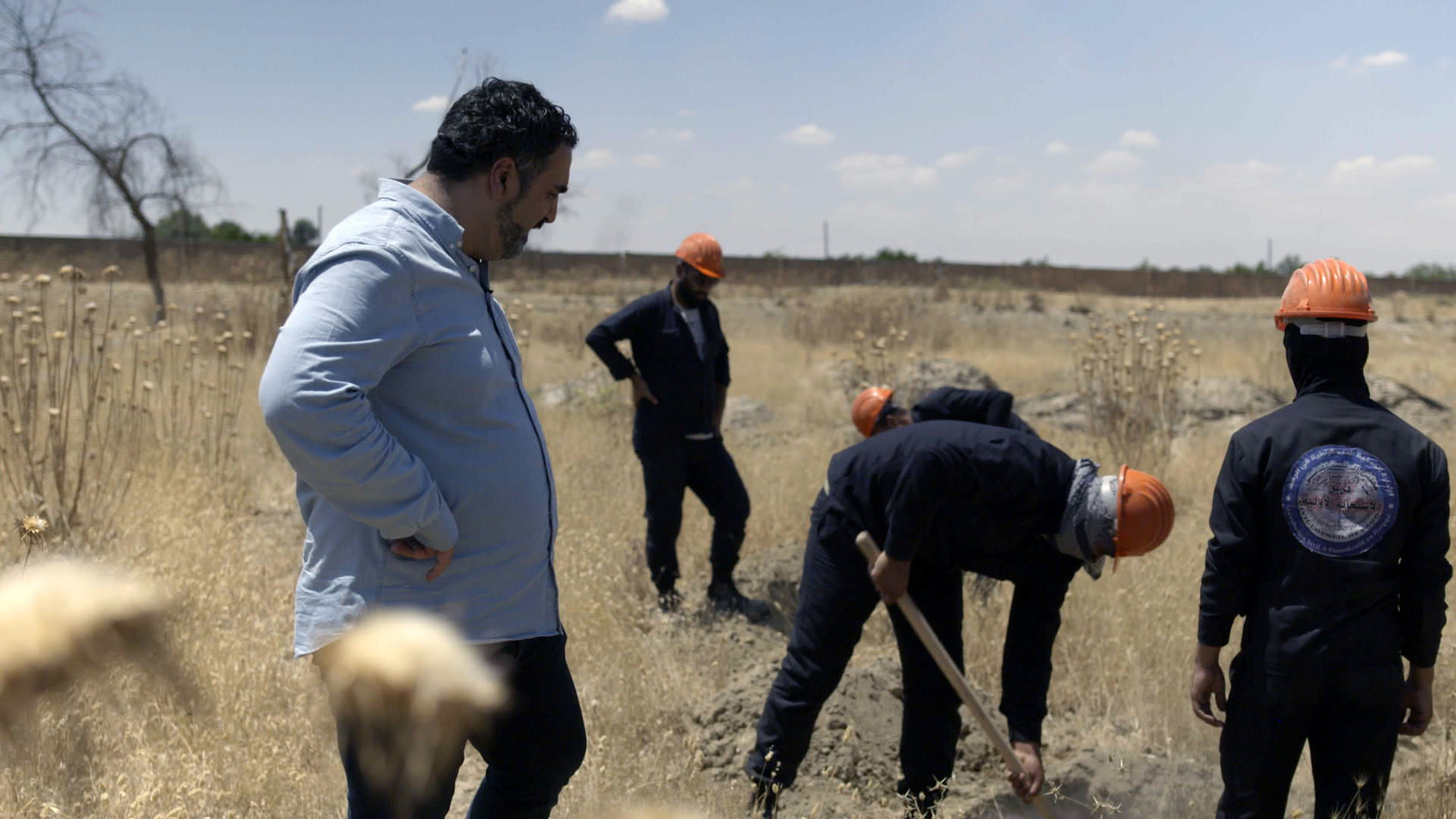 Documentairemaker Sinan Can bij de opgraving van een massagraf in Syrië