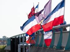 Vlaggers op viaduct Hoek ‘luiden noodklok voor Nederland’