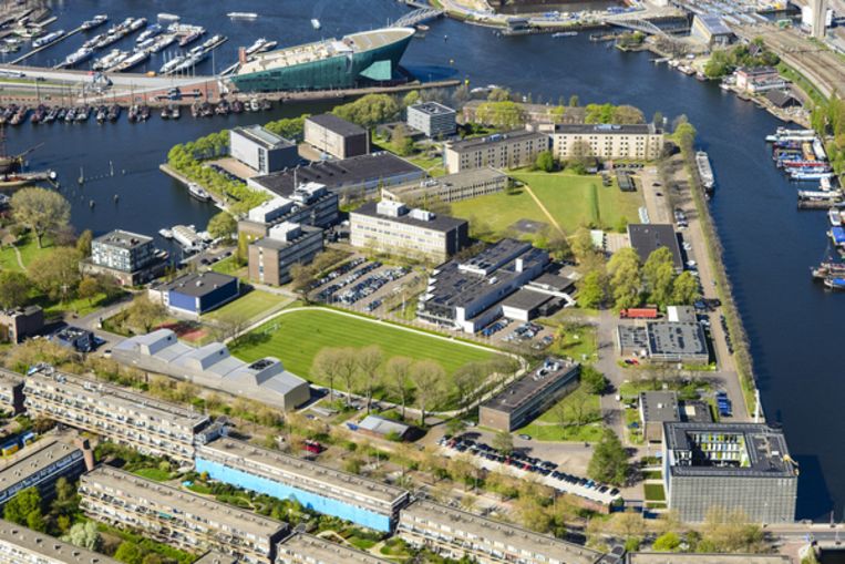 In een gebouw (rechts onderin, waarbij een rij auto's staat geparkeerd ) op het marineterrein in Amsterdam werkten medewerkers van de Marine Inlichtingendienst in het grootste geheim aan de ontcijferings-chip. Beeld HH