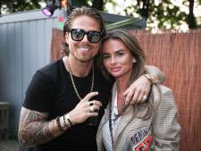 André Hazes en vriendin Sarah krijgen sleutel nieuwe huis: ‘Zo blij dit met mijn liefde te doen’