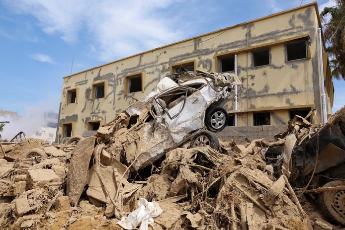 Een vernielde auto in de verwoeste stad Derna.