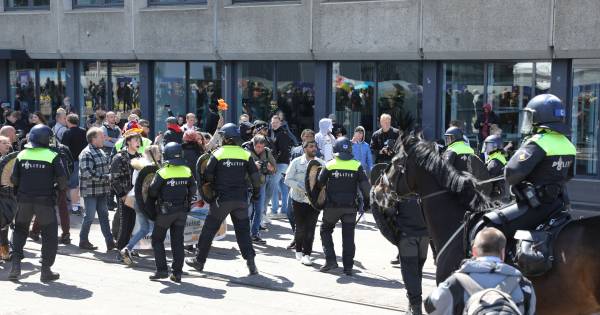 @JohanRemkes Hoe is het dat mensen niet op minder dan 1.5 meter mogen demonstreren, maar wel als sardientjes in een HTM bus afgevoerd kunnen worden door de politie.