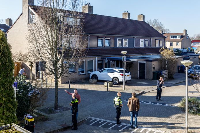 Politie praat met buurtbewoners in Zwolle na de aanslag met handgranaten.