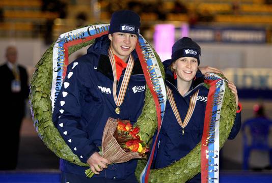 Vertrouwd beeld van de laatste jaren: Sven Kramer en Ireen Wüst worden gehuldigd als Europees kampioen allround.