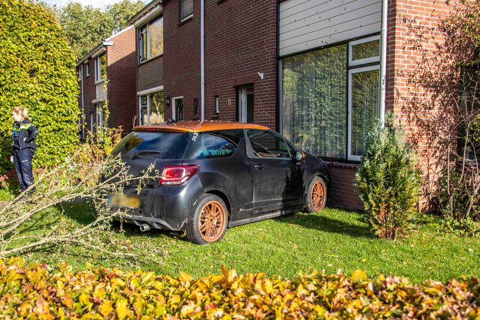 Een auto heeft maandagochtend de gevel van een woning in Doesburg geramd