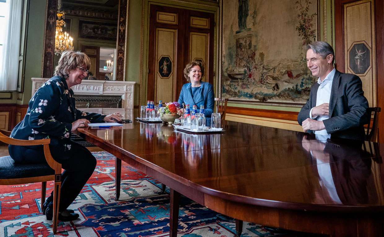 VNO-NCW-voorzitter Ingrid Thijssen (midden) en FNV-voorzitter Tuur Elzinga waren onlangs al samen te gast bij informateur Mariëtte Hamer. Beeld ANP