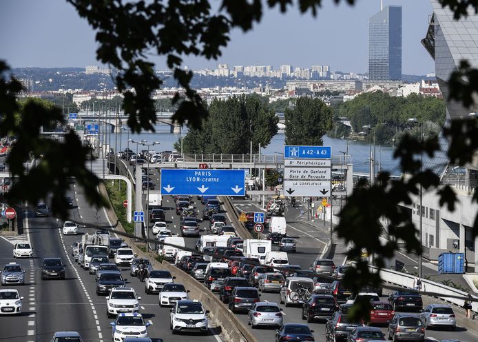 Files op de A7, de 'Autoroute du Soleil' in Frankrijk, ten zuiden van Lyon. Dit weekend wordt op veel autowegen in Europa veel drukte verwacht.