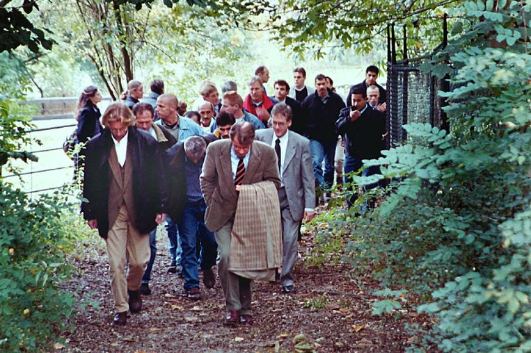 Justitie, advocaten en verdachten van de Villamoord worden in 1999 rondgeleid langs de plaats van het delict aan de Apeldoornseweg. Beeld Marc Pluim