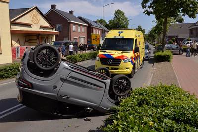 45km-auto belandt op z’n dak bij aanrijding op Europalaan in Bladel