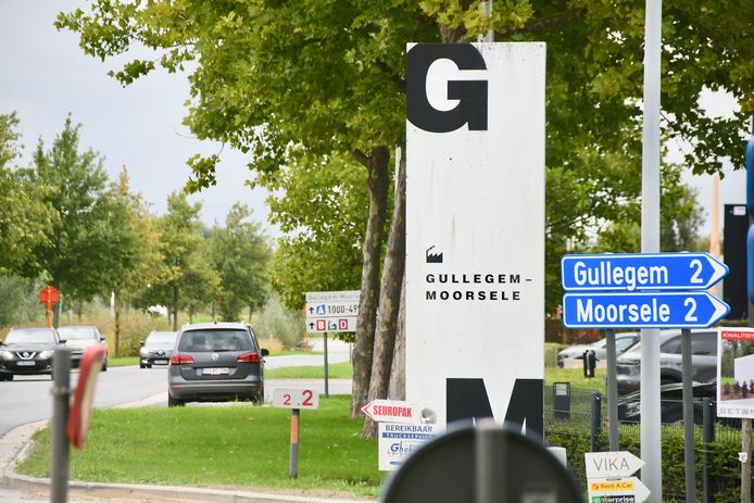 De drugs werden overgeladen op een parking van een bedrijf op de industriezone Gullegem-Moorsele.