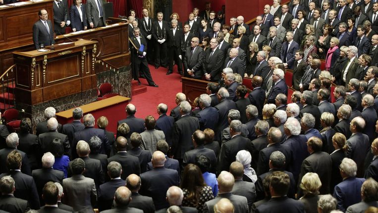 President Hollande en de leden van het congres zingen het Franse volkslied in Versailles. Beeld epa