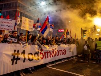 Duizenden demonstranten in Belgrado de straat op tegen regering