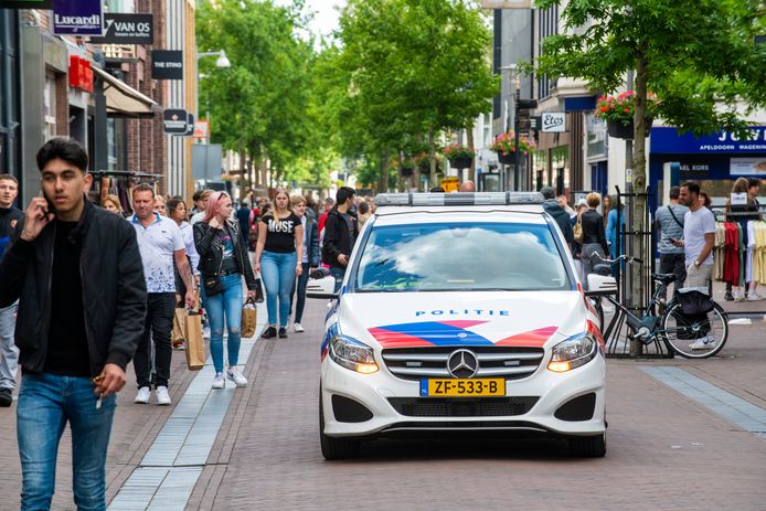 ,,Ga naar huis!'' Vanuit een politiewagen krijgen bezoekers van de Apeldoornse binnenstad te horen dat ze moeten vertrekken omdat het te druk is.