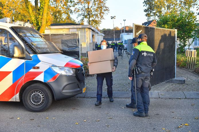 Doorzoeking van het kampje in Bergeijk, nadat de politie daar binnenviel om de vermeende leider van een drugsbende op te pakken