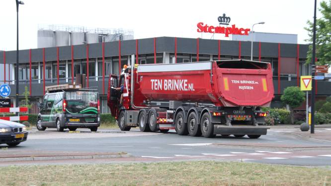 Kapotte vrachtwagen zorgt voor file op de Morsweg in Rijssen