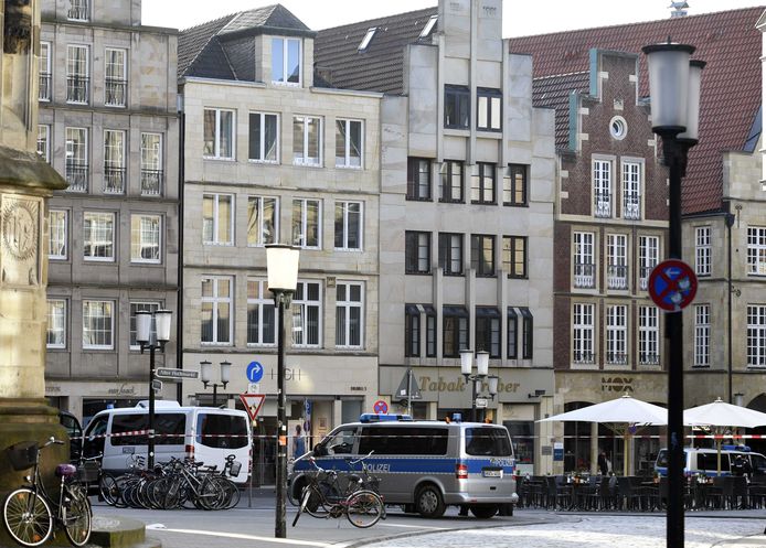 Hulpdiensten achter afzettingen in het oude centrum van Munster. Een bestelbus is daar ingereden op een vol terras dat hoorde bij de Grosser Kiepenkerl, een beroemd restaurant in de Duitse stad.