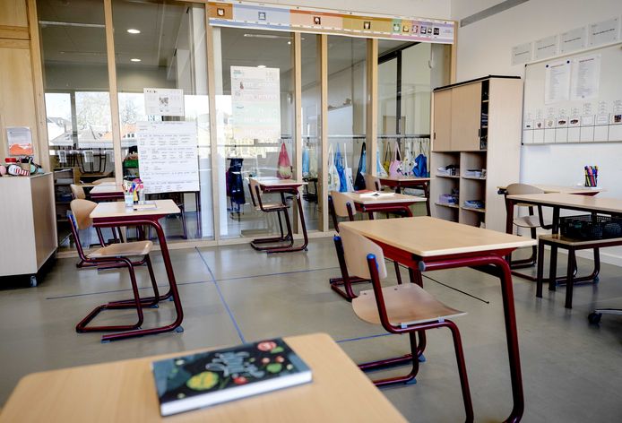 Tafels staan 1,5 meter uit elkaar in een klaslokaal van een basisschool in Rotterdam.