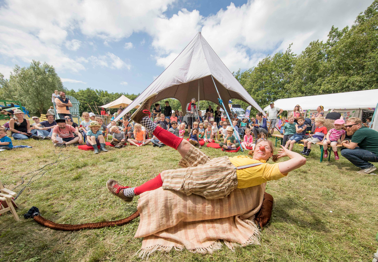 Clown Saar vermaakte zondagmiddag de kinderen tijdens het Eindeloos Eiland Festival.