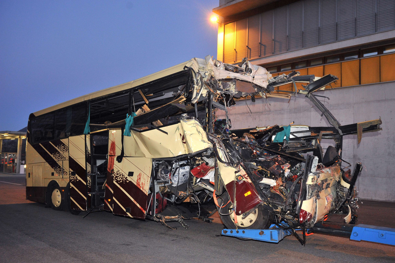 Автобус разбили. Катастрофа автобуса у Сьера. Страшные аварии с автобусами. Самый страшный автобус.