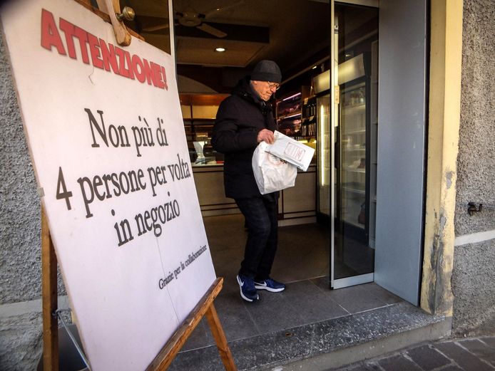 'Niet meer dan 4 personen in de winkel', staat te lezen in deze bakkerij in Codogno waar de Italiaanse patiënt nul vandaan kwam.