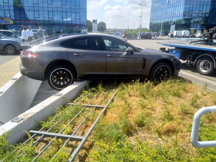 Dat de Porsche niet in de afgrond stortte, is een klein wonder