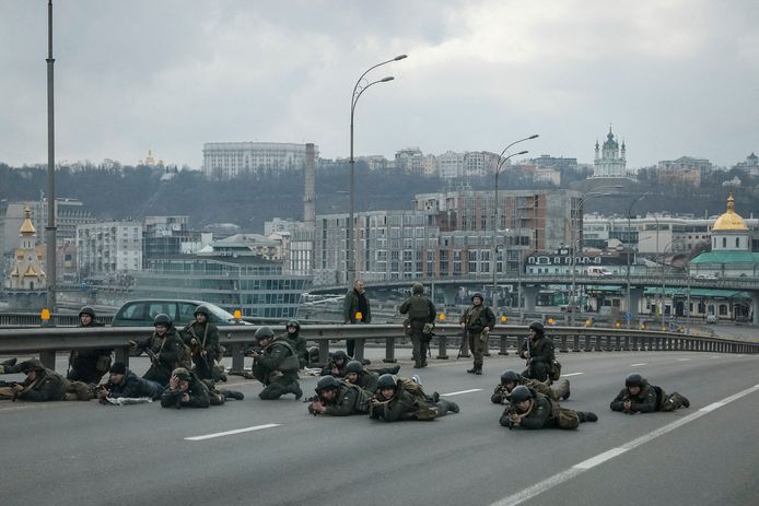 Oekraïense soldaten tijdens de zogenaamde ‘slag om Kiev’ eind februari 2022. De foto van Reuters-fotograaf Gleb Garanich stond op alle nieuwssites en voorpagina’s wereldwijd.