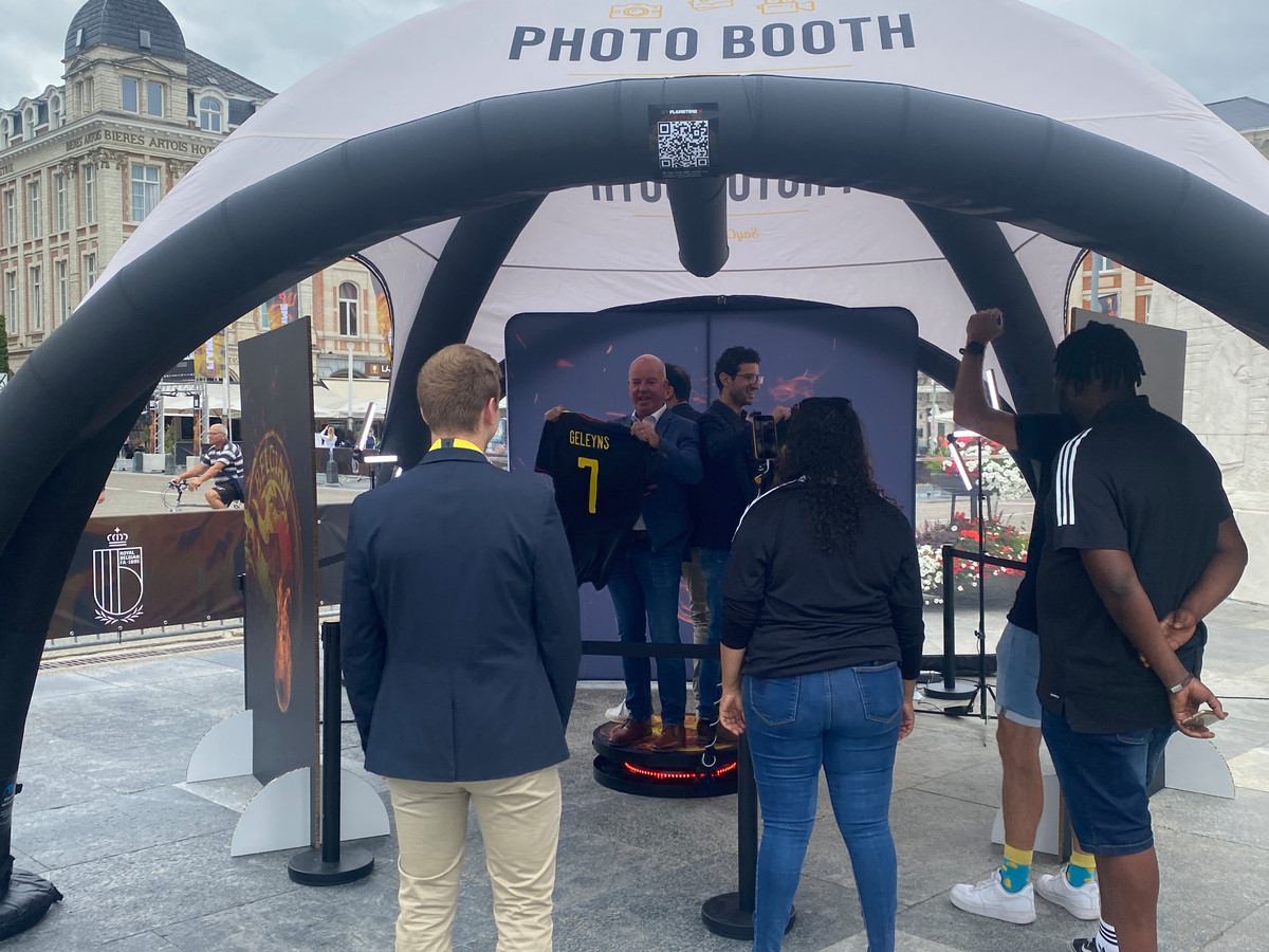 Allereerste fandorp Red Flames officieel geopend “Het moet er boenk op