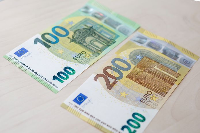 Nationale Bank stelt nieuwe biljetten 100 en euro voor | Economie | hln.be