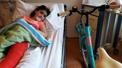 Basma (7) krijgt nieuwe fiets van Batavus nadat er een boom op haar viel