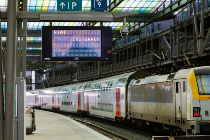 Trein in het station van Oostende illustratiebeeld.