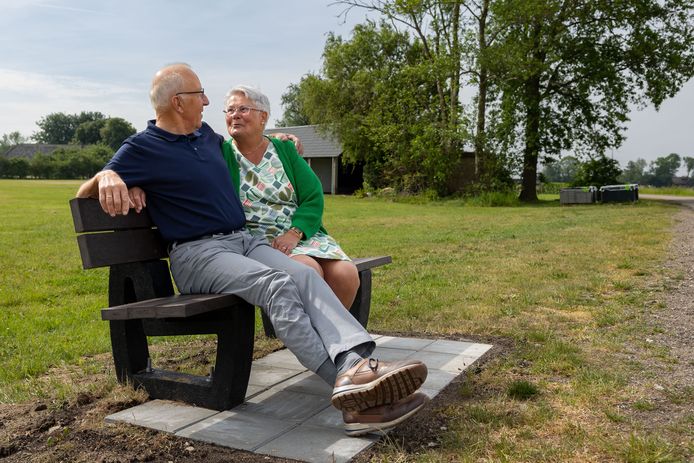 Het echtpaar Kijk in de Vegte uit Hasselt is 50 jaar getrouwd en schenkt voor deze gelegenheid een bankje aan de gemeenschap.