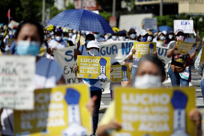 Mensen op een protestmars tegen de Salvadoriaanse president Nayib Bukele in San Salvador, El Salvador.