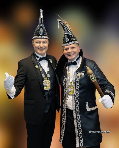 Met prins Maarten aan kop gaan Köttelpeer'n uit Denekamp de carnaval in