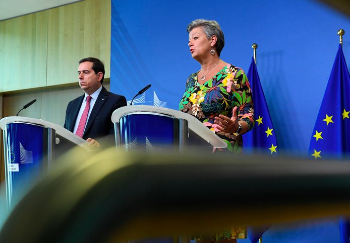 Eurocommissaris voor Binnenlandse Zaken Ylva Johansson met de Griekse minister van Asiel en Migratie Notis Mitarachi in Brussel eerder deze maand.