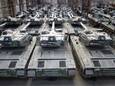 In Duitsland gefabriceerde Leopard 1-tanks wachten in een loods op hun nieuwe eigenaar, vaak een land of een defensiebedrijf.
