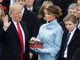 Donald Trump bij zijn inauguratie met zijn hand op de bijbel.