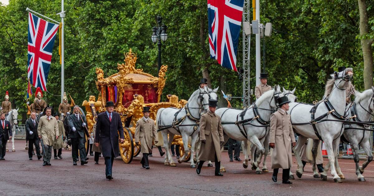 IN PICTURE.  The Queen’s golden carriage rides through the streets for the first time in 20 years |  Royalty