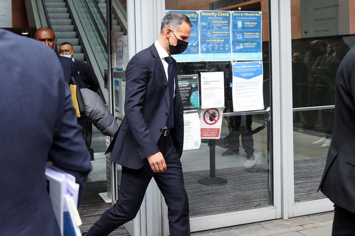 Ryan Giggs verlaat de rechtbank in Manchester.