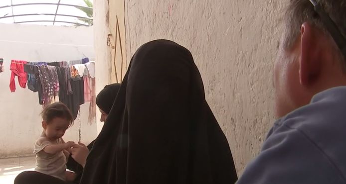 Een Nederlandse jihadiste is gevlucht uit Raqqa en geeft een interview aan de VRT in vluchtelingenkamp Ain Aissa.