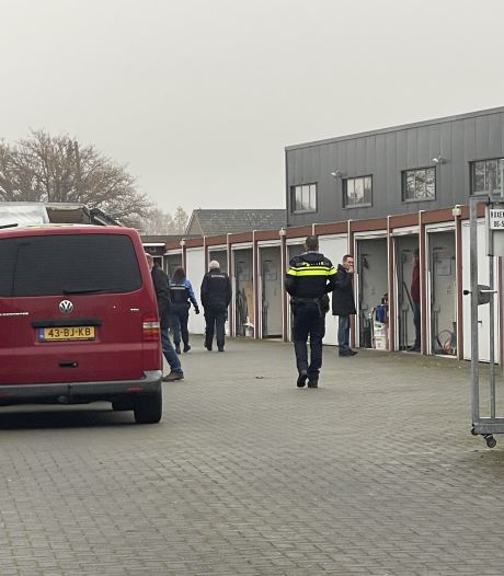 Doorzoekingen garageboxen Almelo, OM eist een jaar cel voor wapenvondst