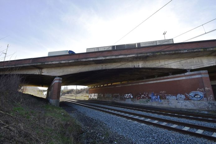 De brug van de E40 over de spoorlijn L50A Gent-Brussel wordt gesloopt en vervangen.