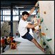 Kijk naar Abdels gezicht als zijn klimmetje in de bouldergym is gelukt, en je weet wat heerlijk genieten is